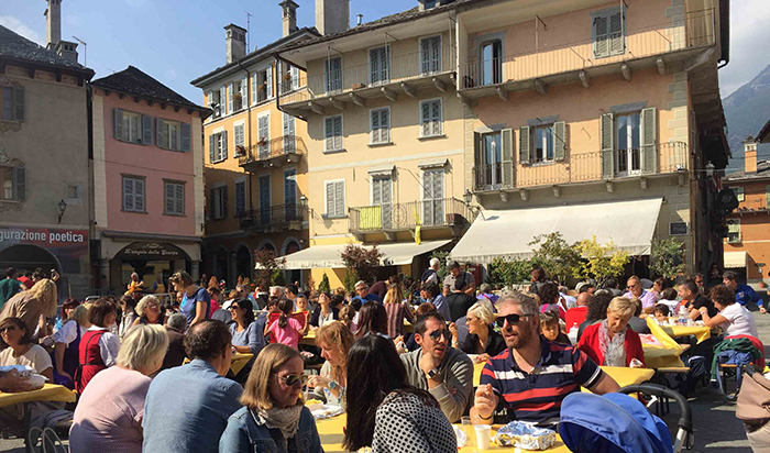 Pienone in piazza Mercato per la polenta del 3° Carnevale d'Autunno. Video e fotogallery