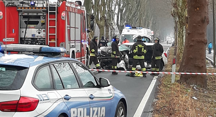 Incidente mortale ad Ornavasso, si schianta con l'auto contro un albero