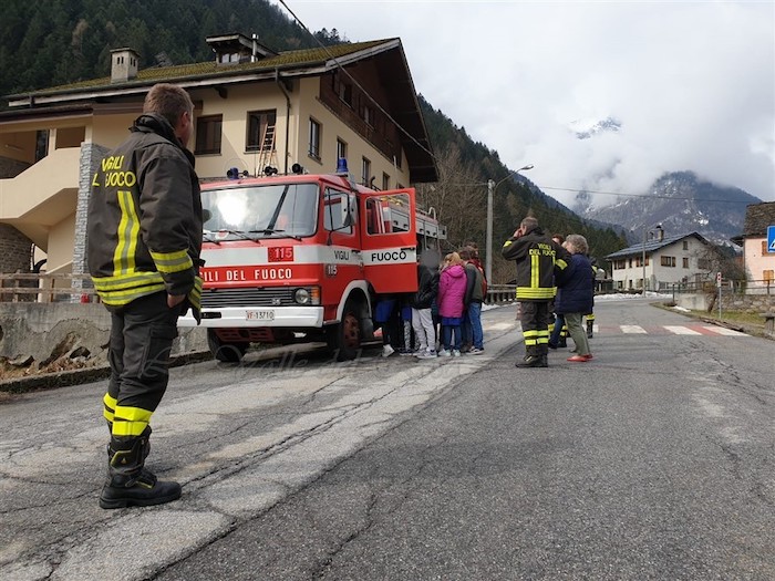 Simulazione d'incendio: evacuata la scuola primaria di Macugnaga - Foto