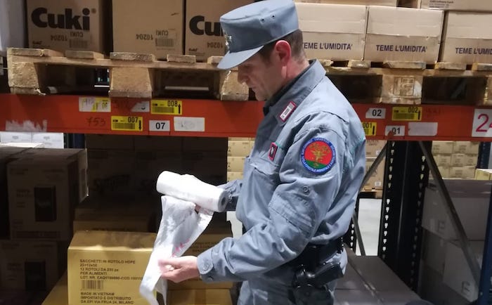 Sacchetti illegali da Vietnam a prezzi stracciati, due supermercati ossolani sanzionati 