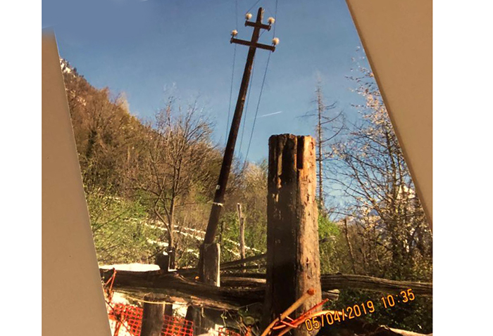 Crevola, timore per un palo della luce pericolosamente inclinato