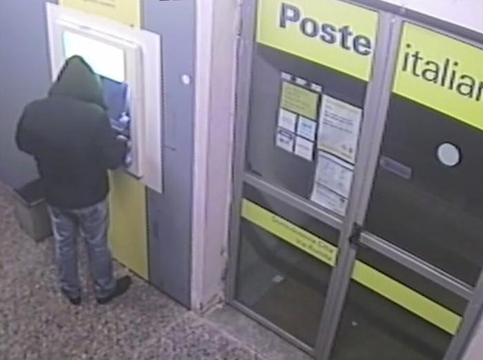 Trova un portafogli e si impossessa del bancomat per fare spese. "Impulso irrefrenabile", si giustifica 