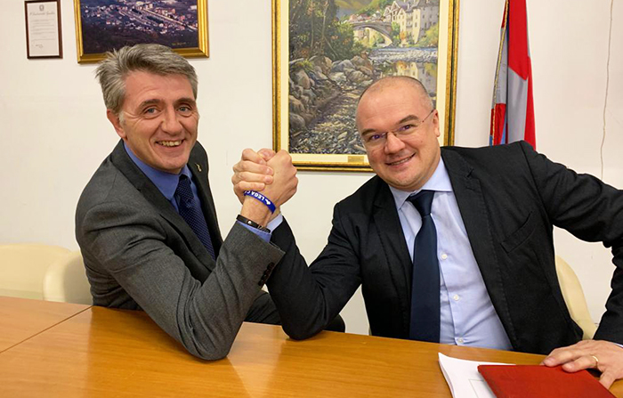 Pienone a Villa per assistere al dibattito tra Montani e Borghi sulla legge di stabilità