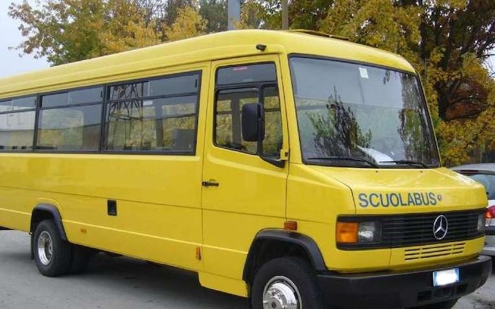 Tagliate tre gomme allo scuolabus di Calasca Castiglione 