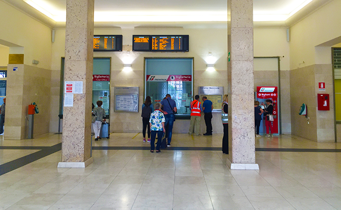 Allarme per un anziano allontanatosi da casa, ritrovato in stazione