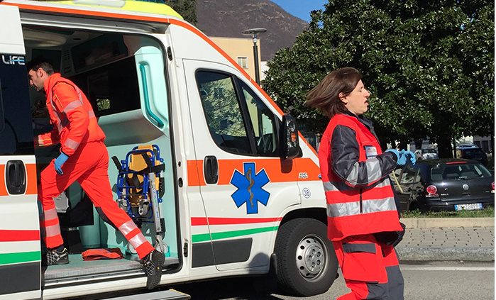 Grave incidente sul rettilineo tra Domo e Villa, coinvolto un motociclista