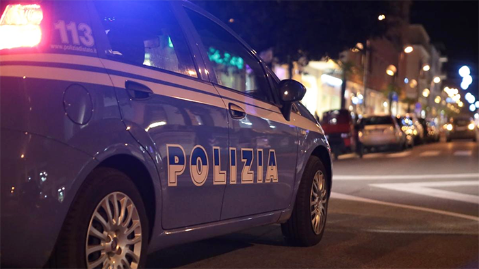 DIscussione tra pusher e cliente, porta di casa sfondata. Interviene la polizia
