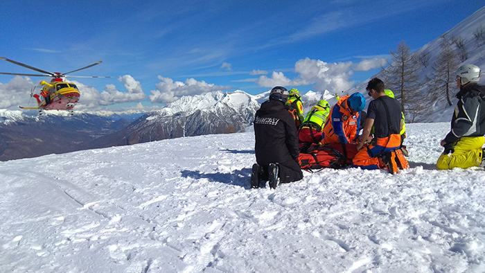 Estratto vivo lo sciatore travolto da una valanga al Moncucco
