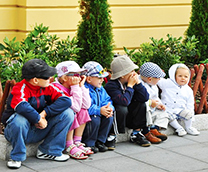 corta bambini seduti