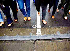 corta marcia uomini scalzi