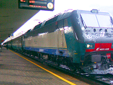 corta treno binario partenza regionale