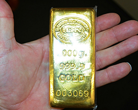 corta lingotto oro mano