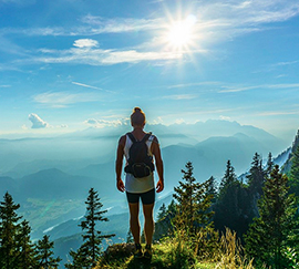 corta montagna vetta donna sole