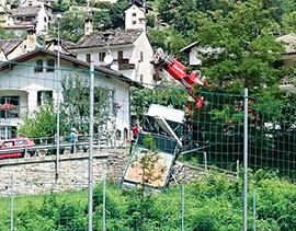 corta camion esce strada vigili gru