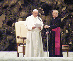 corta papa francesco sala nervi lettura