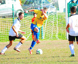 corta masera calcio femminile azione