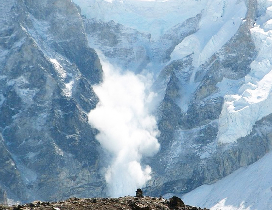 corta valanga neve rocce