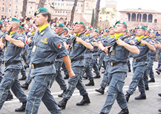 corta finanzieri sfilata