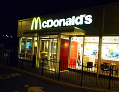 corta mc donalds scritta notte