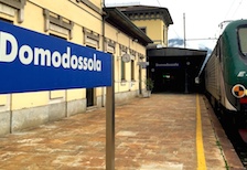 corta stazione binari treno